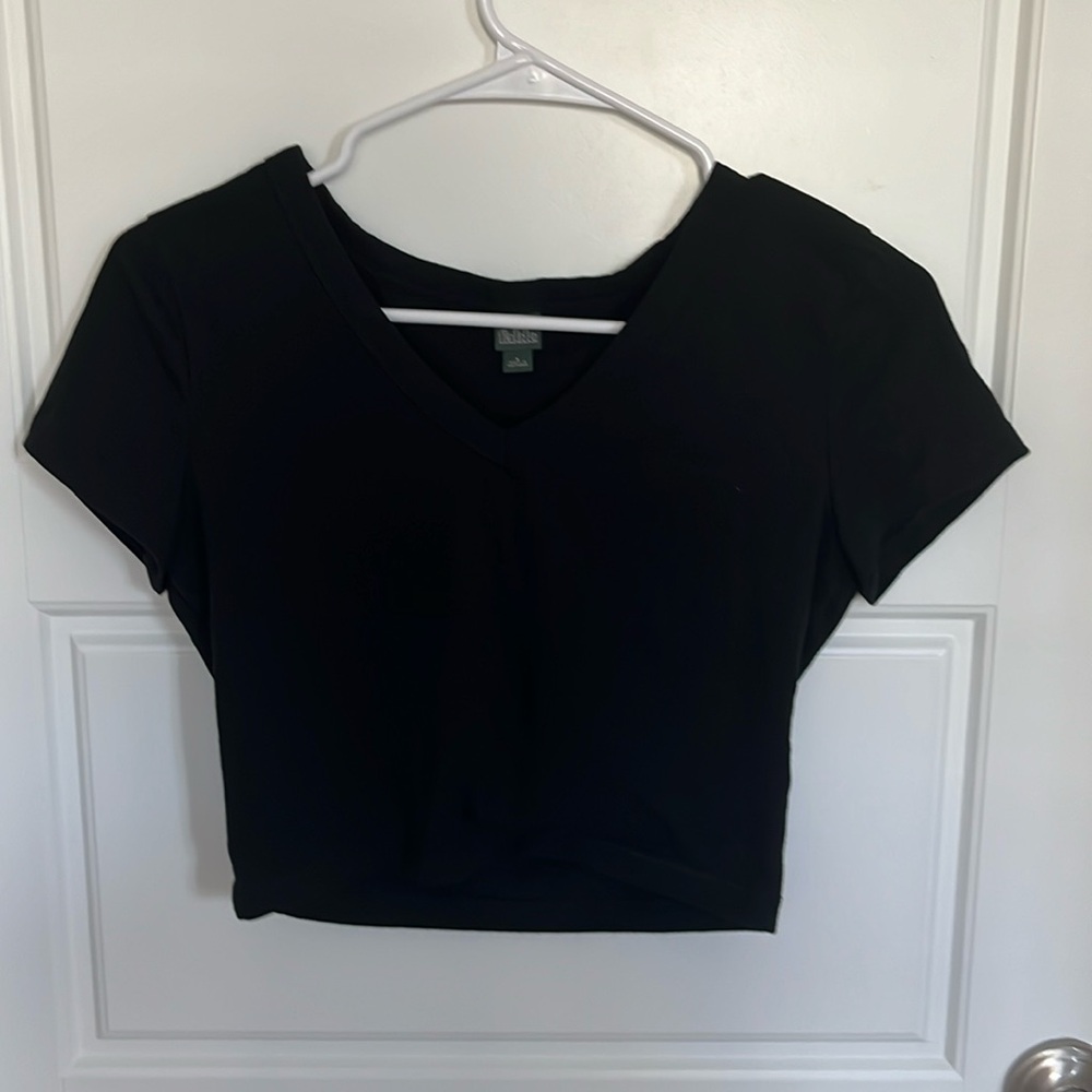Target, wild fable cropped V-neck T-shirt size small